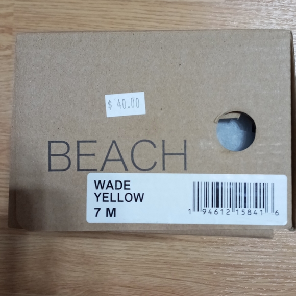 Beach brand plastic sandals. Yellow. Size 7. EUC. - Picture 6 of 7